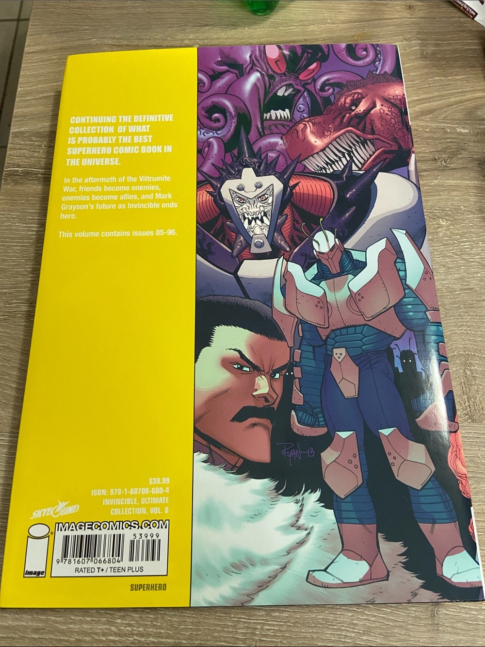 Invincible: the Ultimate Collection #8 (Image Comic) HC - Picture 2 of 4